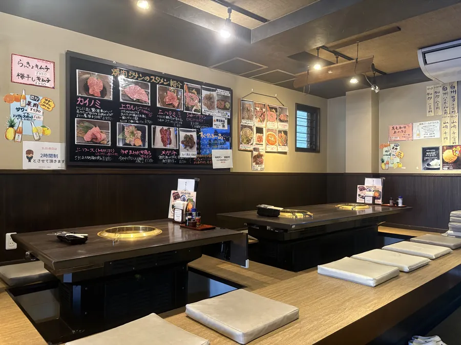 焼肉 ジナンの店内。掘りごたつ式のテーブル席と、全席に備えた無煙ロースター